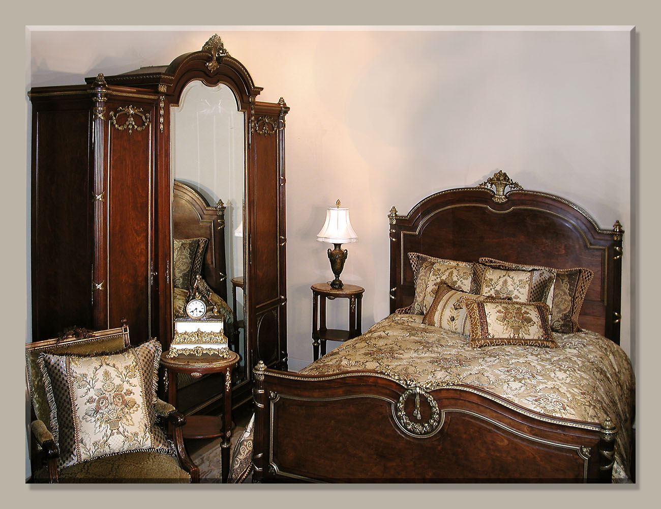 Antique Style Decor For Bedroom