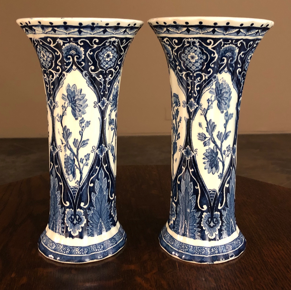 Sæt tabellen op Den aktuelle midnat Pair Antique Delft Blue & White Transferware Flower Vases