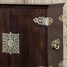 19th Century Dutch Raised Cabinet in the Chinoiserie Style