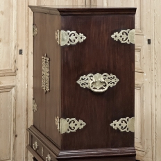 19th Century Dutch Raised Cabinet in the Chinoiserie Style