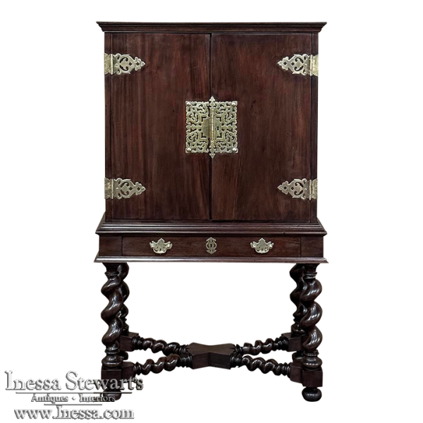 19th Century Dutch Raised Cabinet in the Chinoiserie Style