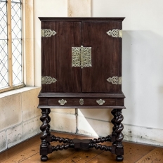 19th Century Dutch Raised Cabinet in the Chinoiserie Style